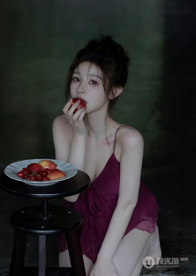 高颜值温柔浅粉白皙女生小姐姐红色肩带睡裙和她喜欢的樱桃高清美拍写真套图