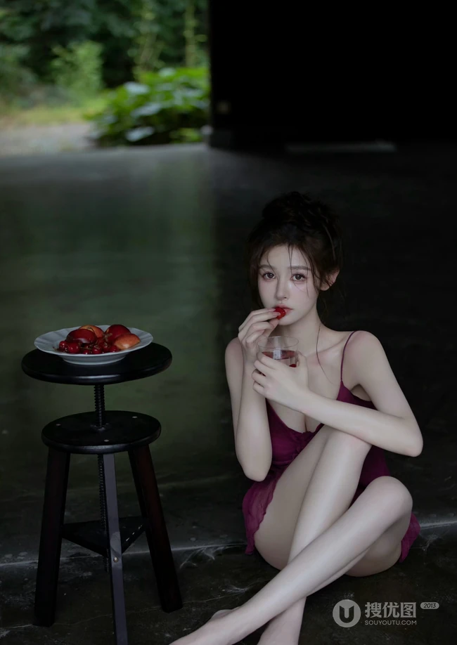 高颜值温柔浅粉白皙女生小姐姐红色肩带睡裙和她喜欢的樱桃高清美拍写真套图
