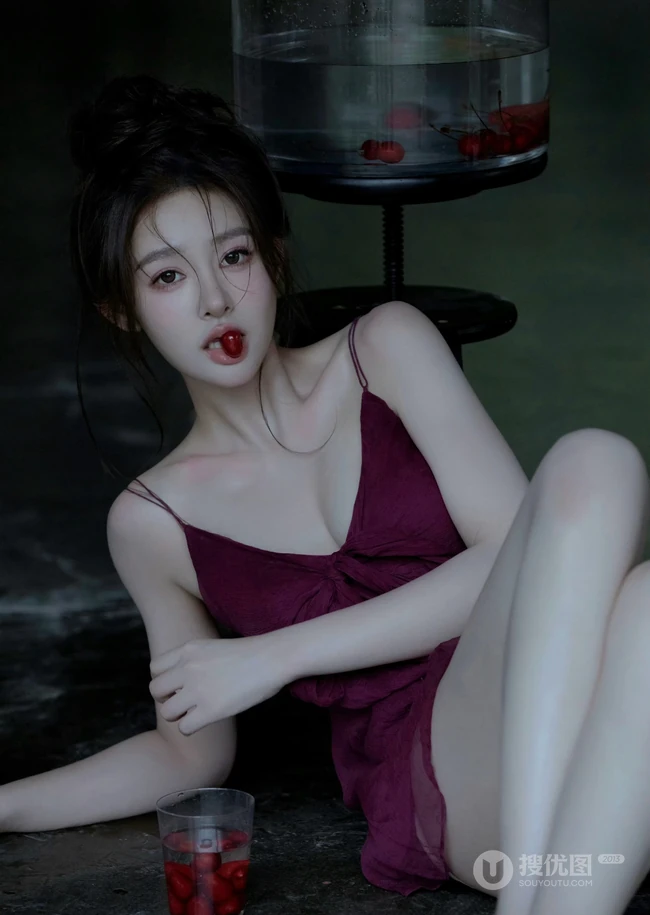 高颜值温柔浅粉白皙女生小姐姐红色肩带睡裙和她喜欢的樱桃高清美拍写真套图