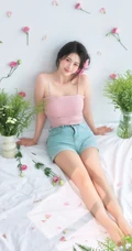 这个夏天有花香陪伴，匀称可爱女生粉色肩带背心短裤穿搭笑意盈盈写真美照