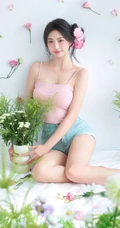 这个夏天有花香陪伴，匀称可爱女生粉色肩带背心短裤穿搭笑意盈盈写真美照