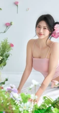 这个夏天有花香陪伴，匀称可爱女生粉色肩带背心短裤穿搭笑意盈盈写真美照