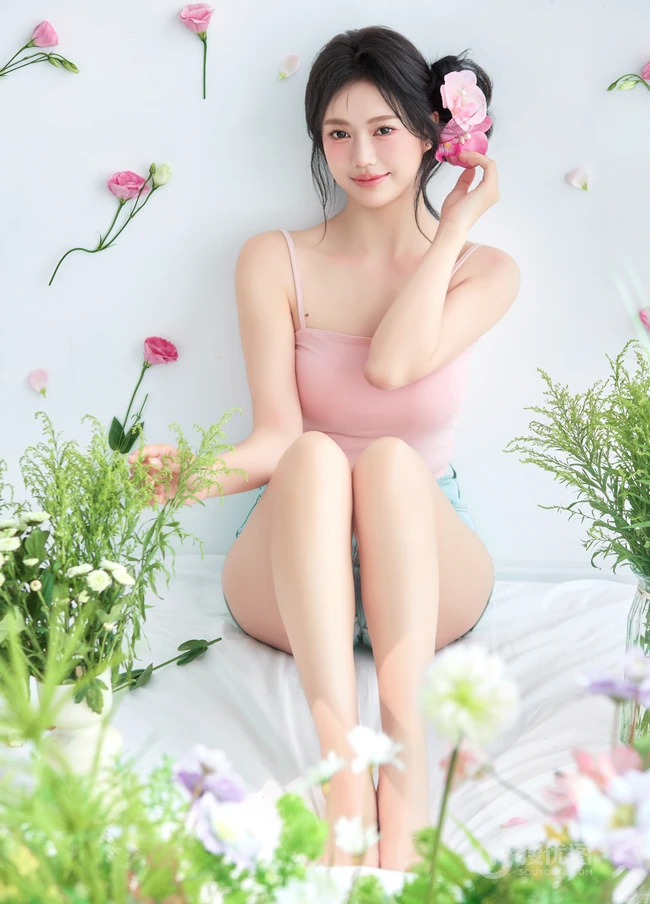 这个夏天有花香陪伴，匀称可爱女生粉色肩带背心短裤穿搭笑意盈盈写真美照