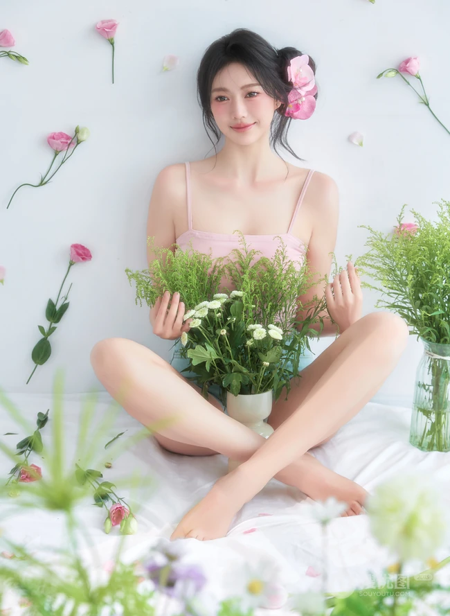 这个夏天有花香陪伴，匀称可爱女生粉色肩带背心短裤穿搭笑意盈盈写真美照