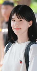 青涩学生时期的赵露思纯美照片，学生头造型的可爱清新少女赵露思旧照图片