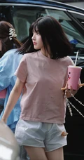 青涩学生时期的赵露思纯美照片，学生头造型的可爱清新少女赵露思旧照图片