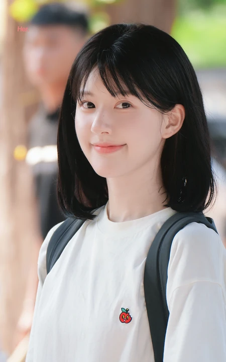 青涩学生时期的赵露思纯美照片，学生头造型的可爱清新少女赵露思旧照图片