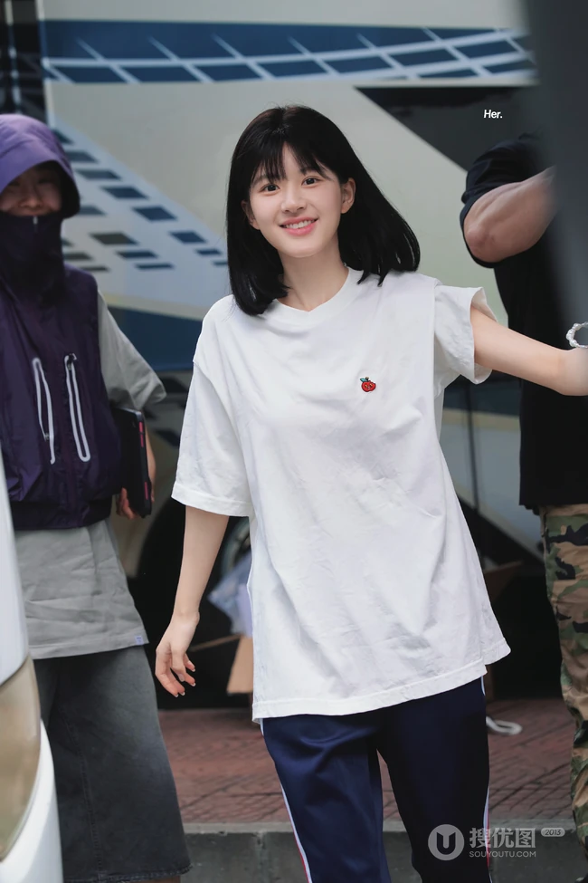 青涩学生时期的赵露思纯美照片，学生头造型的可爱清新少女赵露思旧照图片
