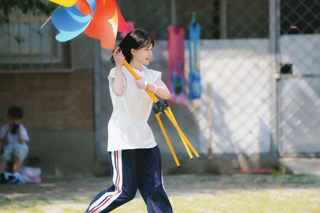 青涩学生时期的赵露思纯美照片，学生头造型的可爱清新少女赵露思旧照图片