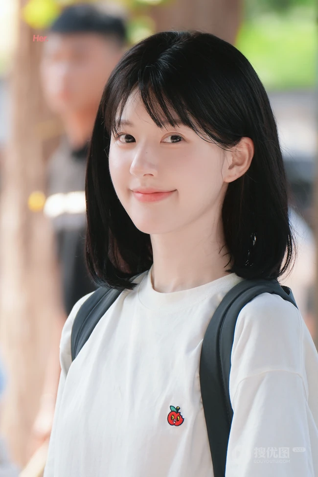 青涩学生时期的赵露思纯美照片，学生头造型的可爱清新少女赵露思旧照图片