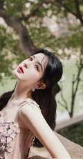 哈妮克孜甜美可人肩带绣花裙装穿搭高清写真图片