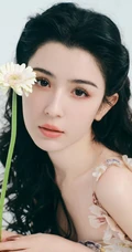 哈妮克孜甜美可人肩带绣花裙装穿搭高清写真图片