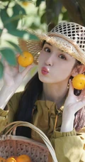 哈妮克孜甜美可人肩带绣花裙装穿搭高清写真图片