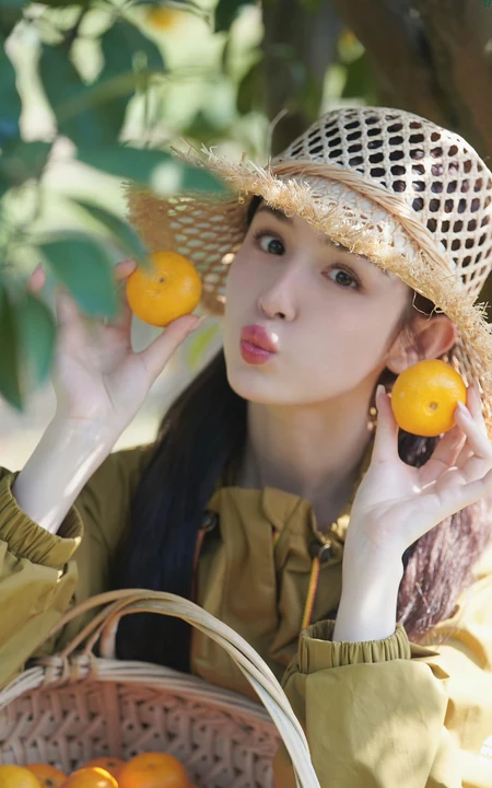 哈妮克孜甜美可人肩带绣花裙装穿搭高清写真图片