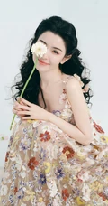 哈妮克孜甜美可人肩带绣花裙装穿搭高清写真图片
