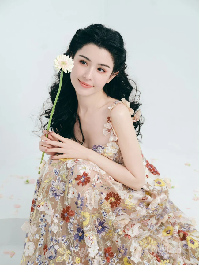 哈妮克孜甜美可人肩带绣花裙装穿搭高清写真图片