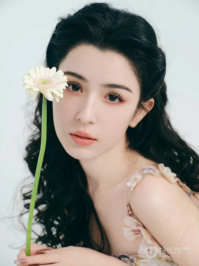 哈妮克孜甜美可人肩带绣花裙装穿搭高清写真图片