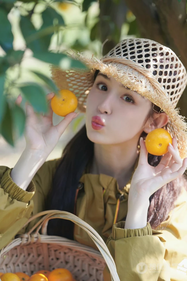 哈妮克孜甜美可人肩带绣花裙装穿搭高清写真图片
