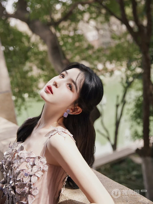 哈妮克孜甜美可人肩带绣花裙装穿搭高清写真图片