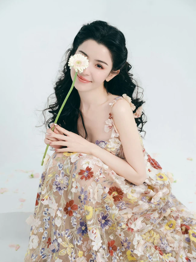 哈妮克孜甜美可人肩带绣花裙装穿搭高清写真图片