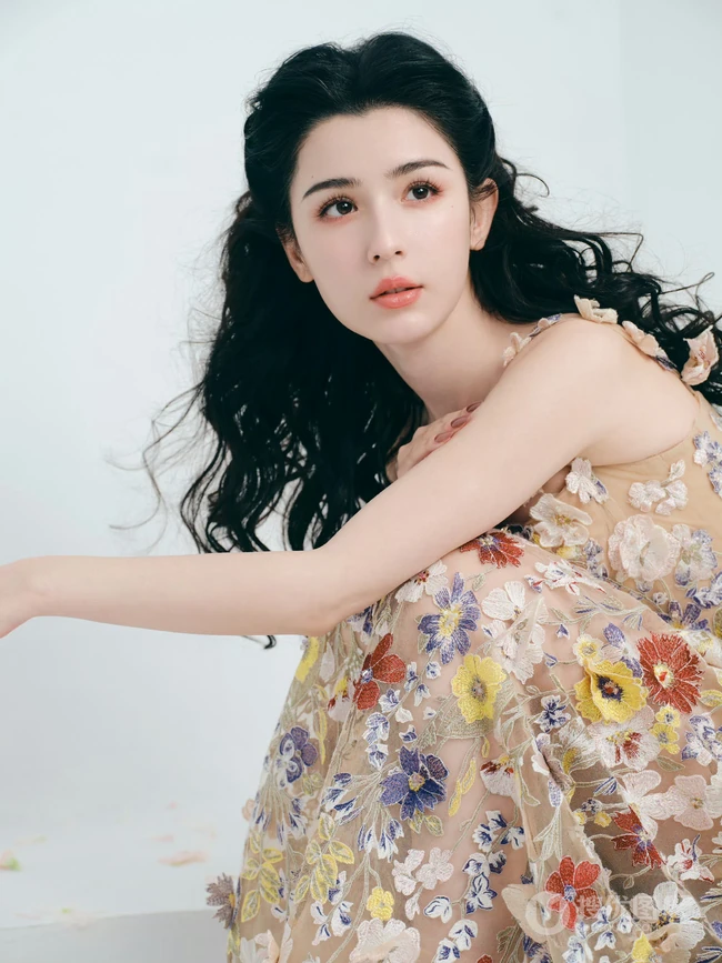 哈妮克孜甜美可人肩带绣花裙装穿搭高清写真图片