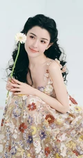 哈妮克孜甜美可人肩带绣花裙装穿搭高清写真图片