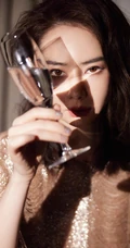 戚薇金色长裙优雅曼妙写真图片
