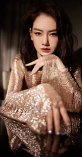 戚薇金色长裙优雅曼妙写真图片