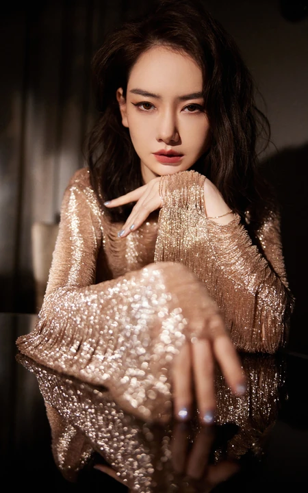 戚薇金色长裙优雅曼妙写真图片
