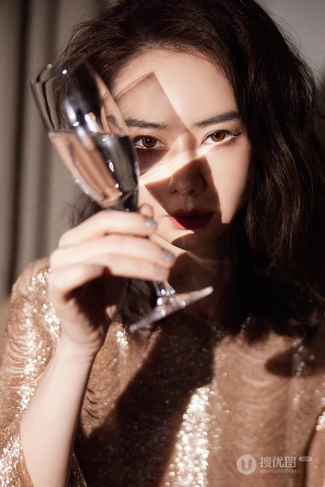 戚薇金色长裙优雅曼妙写真图片