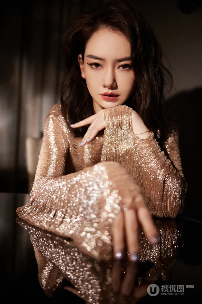 戚薇金色长裙优雅曼妙写真图片