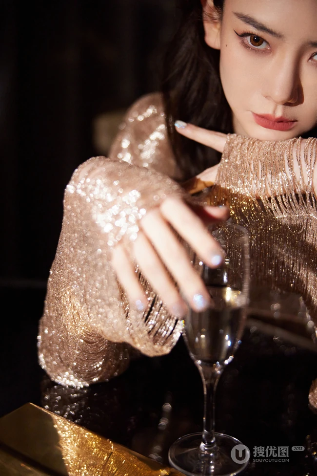 戚薇金色长裙优雅曼妙写真图片