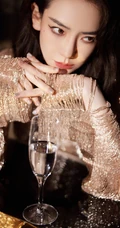 戚薇金色长裙优雅曼妙写真图片