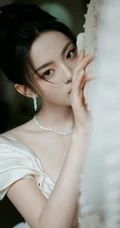 杨超越气质低领裙装穿搭显清新优雅身形气质写真图片