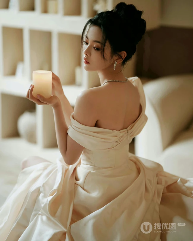杨超越气质低领裙装穿搭显清新优雅身形气质写真图片