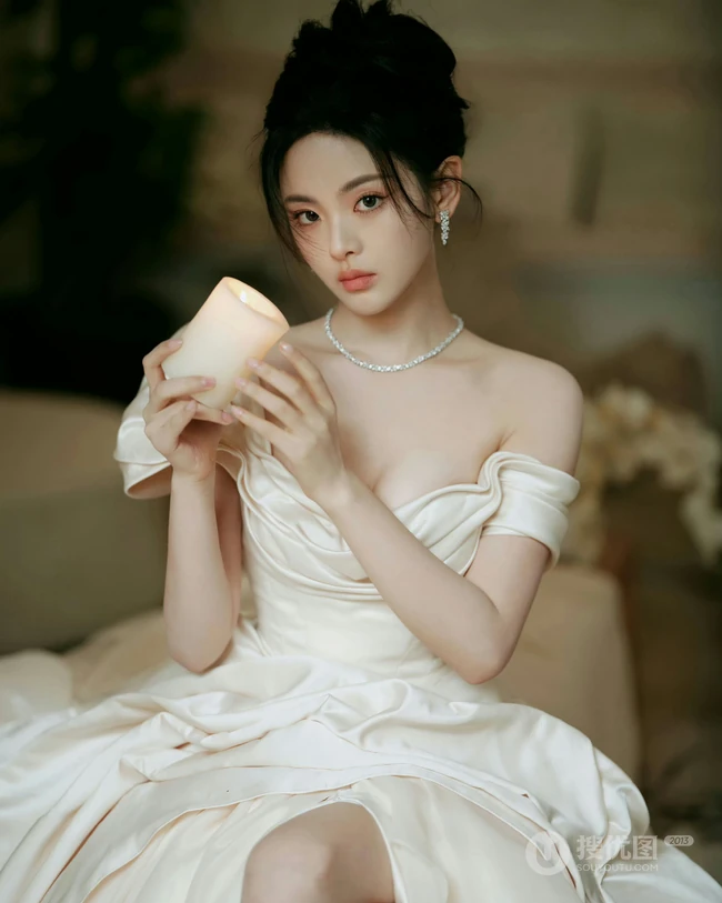 杨超越气质低领裙装穿搭显清新优雅身形气质写真图片