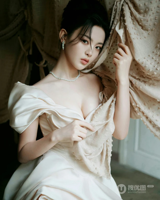 杨超越气质低领裙装穿搭显清新优雅身形气质写真图片