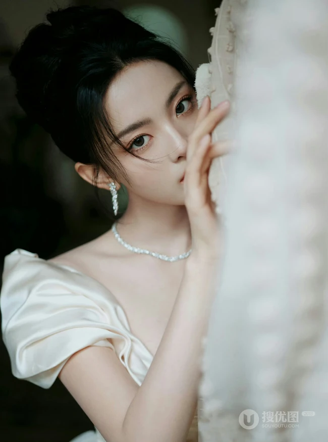 杨超越气质低领裙装穿搭显清新优雅身形气质写真图片