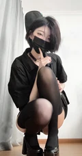 戴着猫耳朵头箍的气质高挑身材短发女生紧身衣加短裤袜装自拍美照