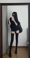 戴着猫耳朵头箍的气质高挑身材短发女生紧身衣加短裤袜装自拍美照