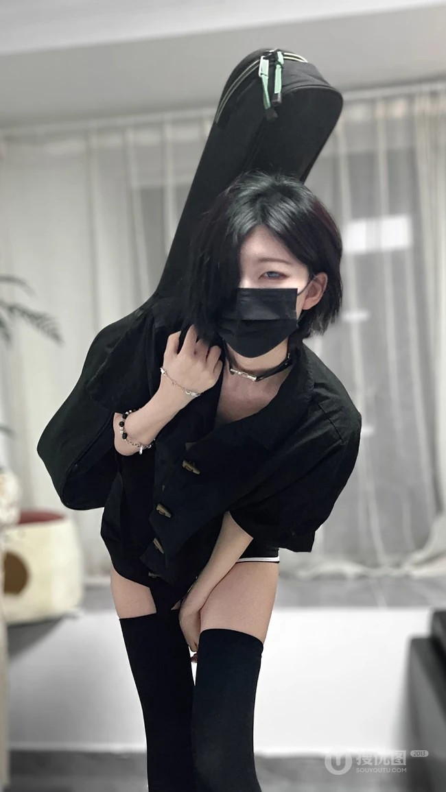 戴着猫耳朵头箍的气质高挑身材短发女生紧身衣加短裤袜装自拍美照