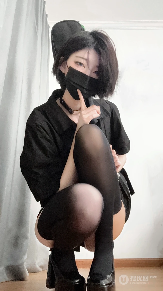 戴着猫耳朵头箍的气质高挑身材短发女生紧身衣加短裤袜装自拍美照