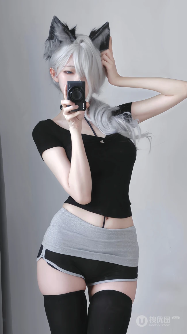 戴着猫耳朵头箍的气质高挑身材短发女生紧身衣加短裤袜装自拍美照