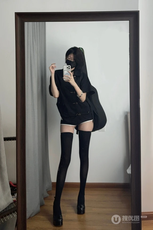 戴着猫耳朵头箍的气质高挑身材短发女生紧身衣加短裤袜装自拍美照