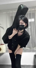 戴着猫耳朵头箍的气质高挑身材短发女生紧身衣加短裤袜装自拍美照
