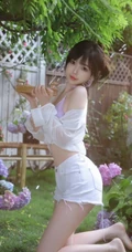 花开满园的宅院，穿搭肩带泳装加白色短裤的气质女生清新写真图片