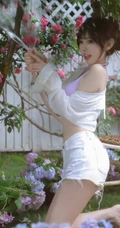 花开满园的宅院，穿搭肩带泳装加白色短裤的气质女生清新写真图片