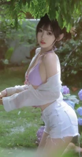 花开满园的宅院，穿搭肩带泳装加白色短裤的气质女生清新写真图片