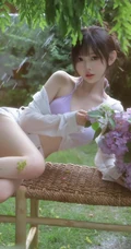 花开满园的宅院，穿搭肩带泳装加白色短裤的气质女生清新写真图片