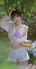 花开满园的宅院，穿搭肩带泳装加白色短裤的气质女生清新写真图片